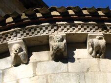 Консоли карниза апсидного выступа в аббатстве д'Артуа, Ланды, Франция. Маленькие фигурки изображают страсть, несдержанность и варварских обезьян, символ человеческой греховности.