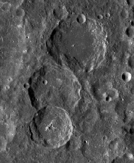 Снимок зонда Lunar Reconnaissance Orbiter. Сверху вниз – кратер Герц, сателлитный кратер Моисеев Z, кратер Моисеев.