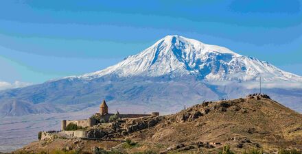 Вид на Арарат и монастырь Хор Вирап впереди, Армения