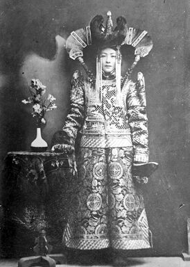 последняя жена правителя, хатан, Гэнэнпил в 1923 году