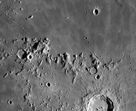 Карпаты. В нижней правой части снимка — кратер Коперник, над ним кратер Гей-Люссак и его саттелитный кратер А. Комбинация снимков зонда Lunar Reconnaissance Orbiter. Ширина снимка — 465 км.