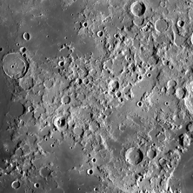 Таврские горы — около центра. Справа внизу — Море Кризисов, слева — Море Ясности; слева вверху — Озеро Сновидений, ниже центра — Залив Любви и Озеро Справедливости. Комбинация снимков зонда Lunar Reconnaissance Orbiter. Ширина изображения — 700 км.