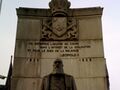 Памятник в Арлоне с надписью «Я начал работу в Конго в интересах цивилизации и ради блага Бельгии»