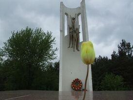 Монумент «Протест» в память убитых детей Домачево
