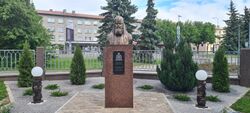 Памятник Алексию II на территории храма