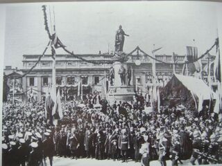 Фотография момента торжественного открытия памятника Екатерине Великой в 1900 году.