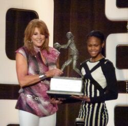 Нэнси Либерман вручает Морайе Джефферсон приз, названный её именем (6 апреля 2015 года)
