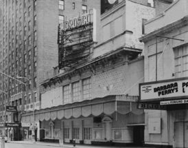 Фасад Театра Мороско за год до сноса, уже без афиш, вид с угла 7-й Авеню. 1981