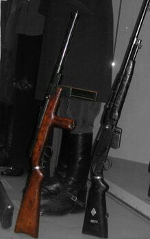 Пистолет-пулемёт Mors (слева)