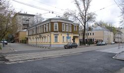 Перекрёсток Новокузнецкой улицы и 1-го Новокузнецкого переулка.
