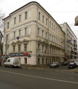 Угол Пятницкой улицы (слева) и Старого Толмачёвского переулка (справа), дом 35/16
