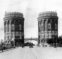 Крестовские водонапорные башни. Примерно 1900-1910 гг. Снесены в 1940 г.
