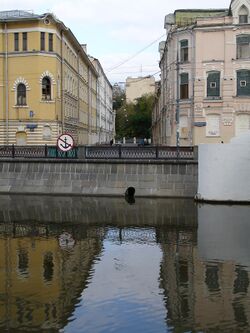 Садовнический переулок, фото 2005 года. В настоящее время оба здания снесены