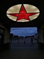 Ночь. Витраж «Красная звезда» наземного вестибюля