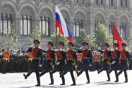 Парад на Красной площади 9 мая 2009 года. В церемонии присутствует российский флаг (Знамя Победы следует за триколором)