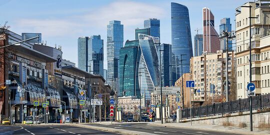 Вид на Москва-Сити с Большой Дорогомиловской улицы