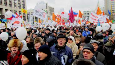 alt = Протестующие на проспекте Академика Сахарова 24 декабря 2011 года.