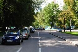 2-й Мосфильмовский переулок (вид от Мосфильмовской улицы в сторону сквера)