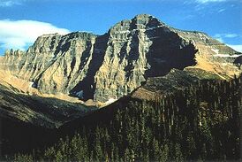 Гора Кливленд[en], высочайшая вершина хребта Льюис.