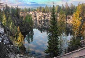 Горный парк «Рускеала» осенью 2014 года. Вид на затопленный мраморный карьер