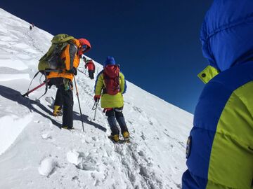 Альпинисты поднимаются на Западную вершину с седловины (5416 м)