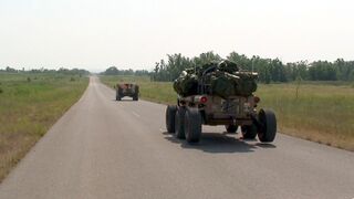 Гружённый вещами личного состава MULE-T (на переднем плане) следует за HMMWV на учениях в районе военной базы Форт-Блисс, 15 мая 2008 г.