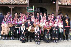 Марагаты из Муриас-де-Речивальдо[es] в традиционных костюмах[es]