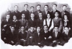 Микаил Мушфиг (четвёртый слева в последнем ряду) в студенческие годы. 1927 год.