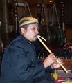 Музыкант-малаец играет на флейте серулинг