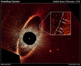Фомальгаут и Дагон. Фотография получена в 2012 году инструментом STIS на телескопе «Хаббл».