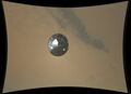 Выброшенный тепловой экран с точки зрения "Кьюриосити", спускающегося к поверхности Марса (6 августа 2012 г.).