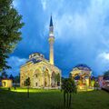 Ферхат Паша мечеть, возведённая в 1579 году, была разрушена в 1993 году. После тщательной реконструкции она была вновь открыта в 2016 году.