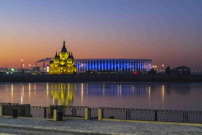 Вид на Стрелку, собор Александра Невского и стадион «Нижний Новгород» на закате. 2020 год