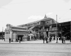 Станция «Атлантик-авеню». Здание слева — бывший вход на подземную станцию Ай-ар-ти. Сводчатые двери правее — бывший вход на вокзал[en] Железной дороги Лонг-Айленда