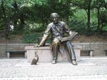 Статуя в Центральном парке в Нью-Йорке, посвящённая памяти Андерсена и Гадкого утенка
