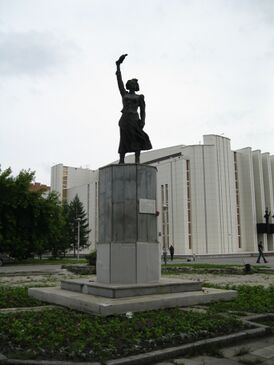 Памятник на фоне Курганской областной филармонии