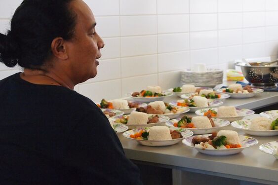 Директор науруанской школы инспектирует школьные обеды[en]