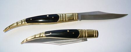 Современный складной нож, стилизованный под наваху