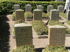 Еврейское кладбище в Нойштадте, могилы 100 жертв-евреев.