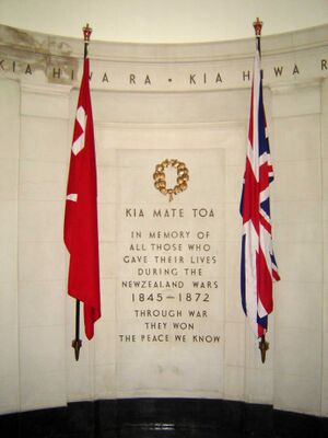 Мемориальная доска в память всех павших маори и европейцев в Новозеландских войнах, установленная в Военно-историческом музее Окленда.