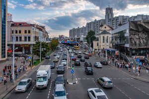 Вид с путепровода (ул. Ленина — пр. Победителей) на юго-запад. Справа (чётная сторона) видна застройка 1970-х — 1980-х годов, собор Петра и Павла (XVII век), фрагмент горельефа «Солидарность»