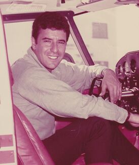 Нико Минардос на борту личного самолёта «Cessna»