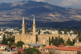 Полуразрушенный собор Святой Софии, превращённый турками в мечеть Селимие