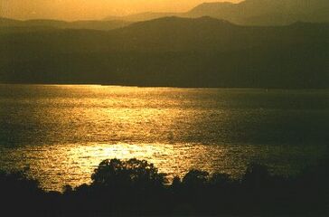 Ночной вид на озеро Кинерет (2005).
