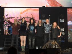 Nightwish на сцене после выступления 16 декабря 2015 года в Эш-сюр-Альзетте, Люксембург. Л-П: Хиетала, Янсен, Холопайнен, Донокли, Хахто, Вуоринен