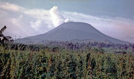 Вулкан Ньирагонго в 1975 году