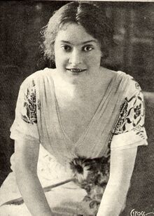 Нора Бейз в 1912 году.