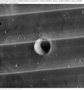 Снимок зонда Lunar Orbiter – IV. Полосы на снимке – артефакт изображения.
