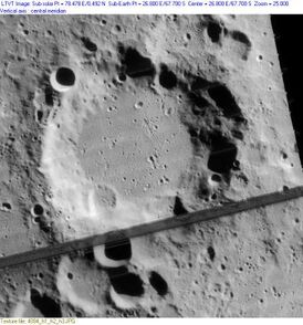 Снимок зонда Lunar Orbiter - IV. Полоса на снимке – артефакт изображения.