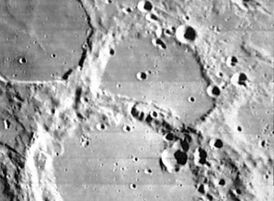 Снимок зонда Lunar Orbiter - IV. Кратер Несмит в центре снимка, внизу кратер Фокилид, вверху слева кратер Варгентин.